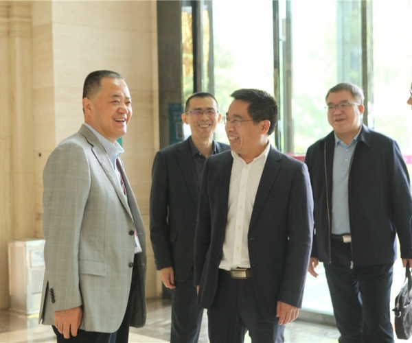 商務(wù)部國(guó)家繭絲綢協(xié)調(diào)辦公室副司長(zhǎng)陳平，河池市委常委、副市長(zhǎng)杜際鵬蒞臨調(diào)研指導(dǎo)